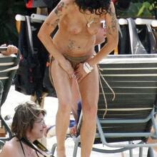  Nude