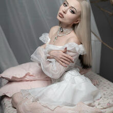  Nude