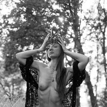  Nude