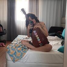  Nude