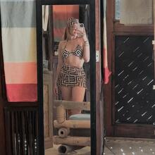  Nude
