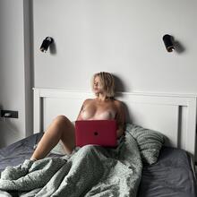  Nude