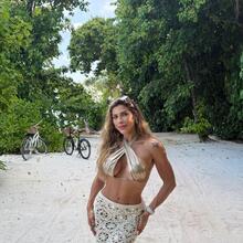  Nude