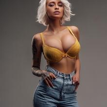  Nude