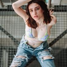  Nude