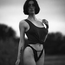  Nude