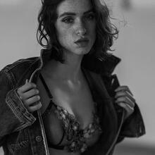  Nude