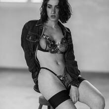  Nude