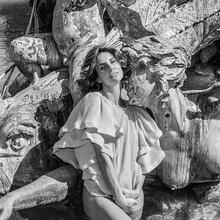  Nude
