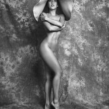 Nude