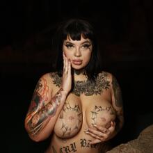  Nude