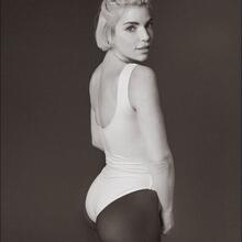  Nude