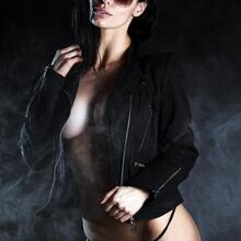  Nude