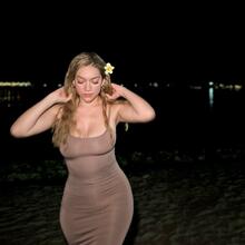  Nude