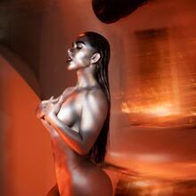  Nude