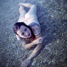  Nude