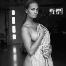  Nude
