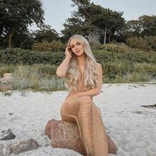  Nude