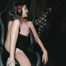  Nude