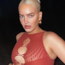  Nude