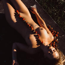  Nude