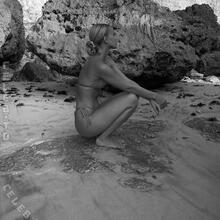  Nude
