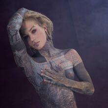  Nude