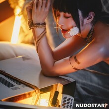  Nude