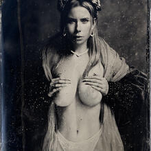  Nude