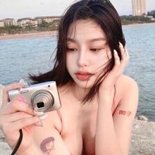  Nude