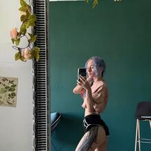 Nude
