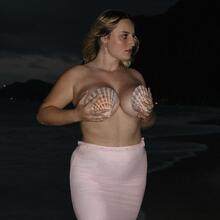  Nude