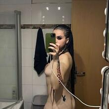  Nude