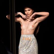  Nude
