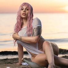  Nude