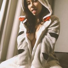  Nude