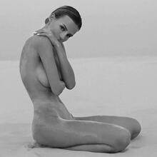  Nude