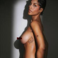  Nude