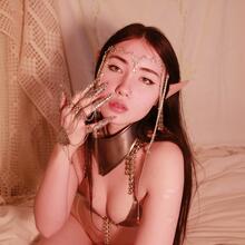  Nude