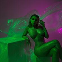  Nude