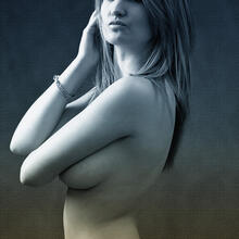  Nude