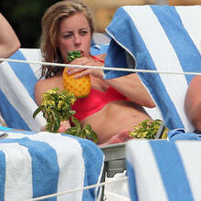  Nude