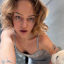  Nude