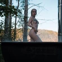  Nude