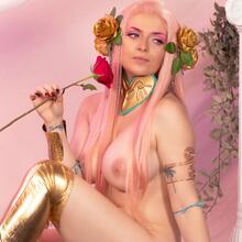  Nude
