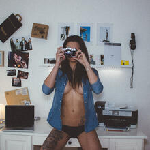  Nude
