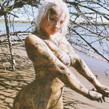  Nude