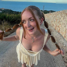  Nude