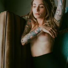  Nude