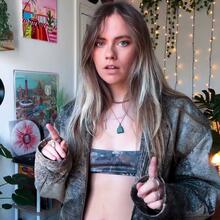  Nude